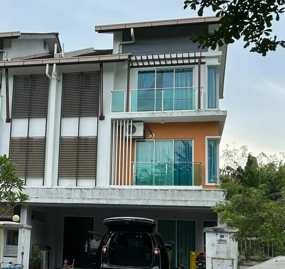 Bank Lelong 3 Storey Semi-D House @ Taman Kantan Permata, Kajang, Selangor for Auction