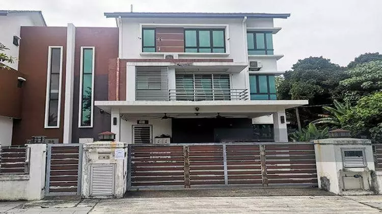 Bank Lelong 3 Storey Semi-D House @ Paya Jaris Hilir, Shah Alam, Selangor for Auction