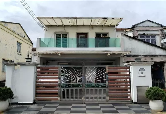 Rumah Lelong 2 Storey End Lot House @ Taman Lestari Putra, Bandar Putra Permai, Seri Kembangan, Selangor for Auction