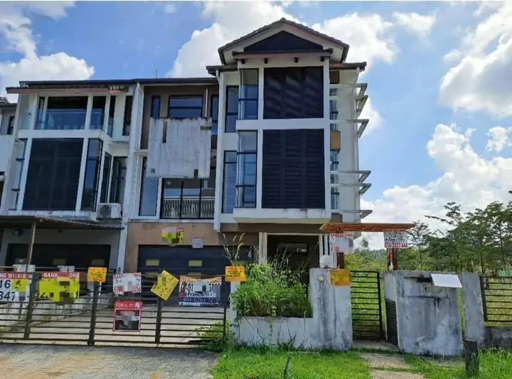 Rumah Lelong 3 Storey Corner Lot House @ Denai Alam, Shah Alam, Selangor for Auction