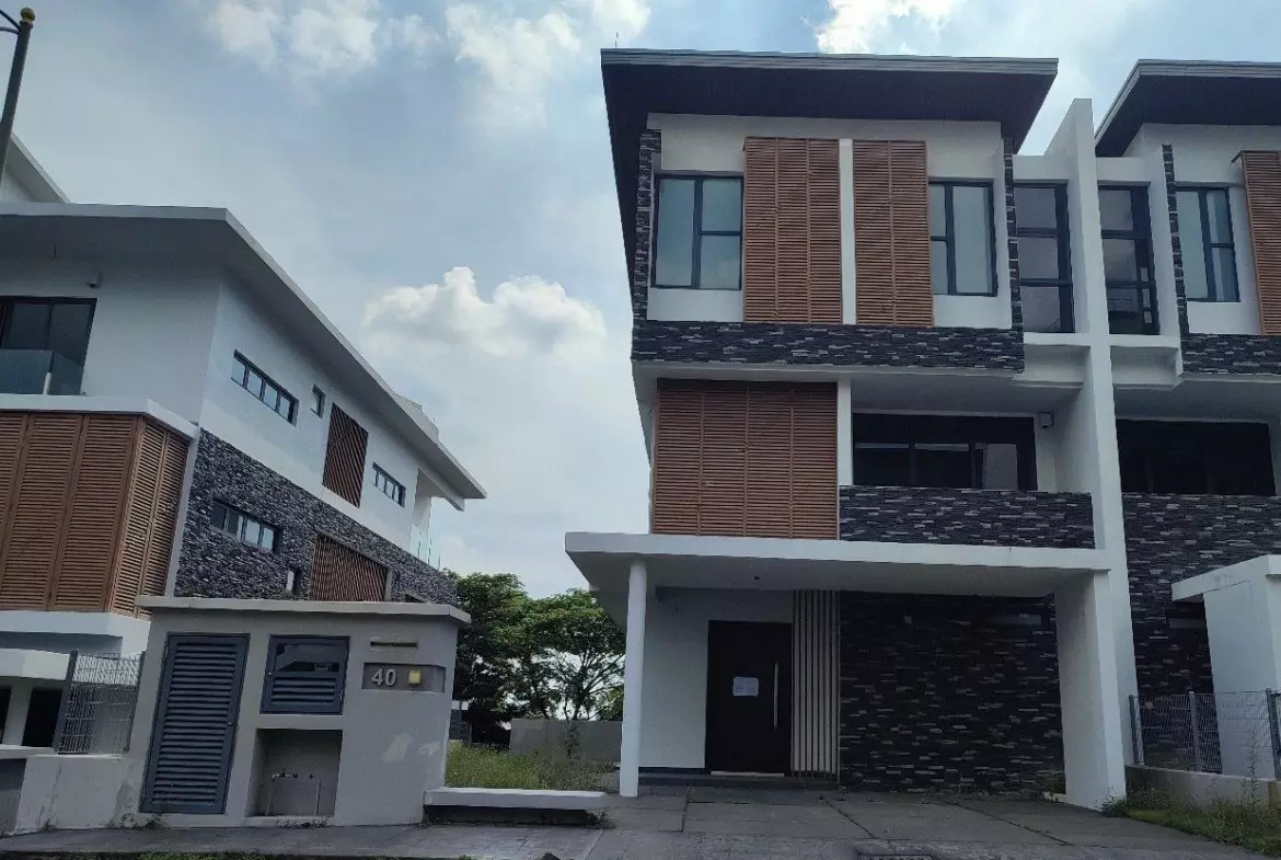Rumah Lelong 3 Storey Semi-D House @ Anjung Sari, Setia Alam, Selangor for Auction