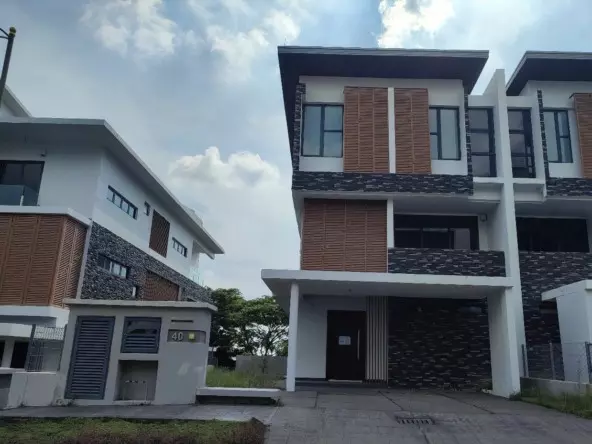 Rumah Lelong 3 Storey Semi-D House @ Anjung Sari, Setia Alam, Selangor for Auction