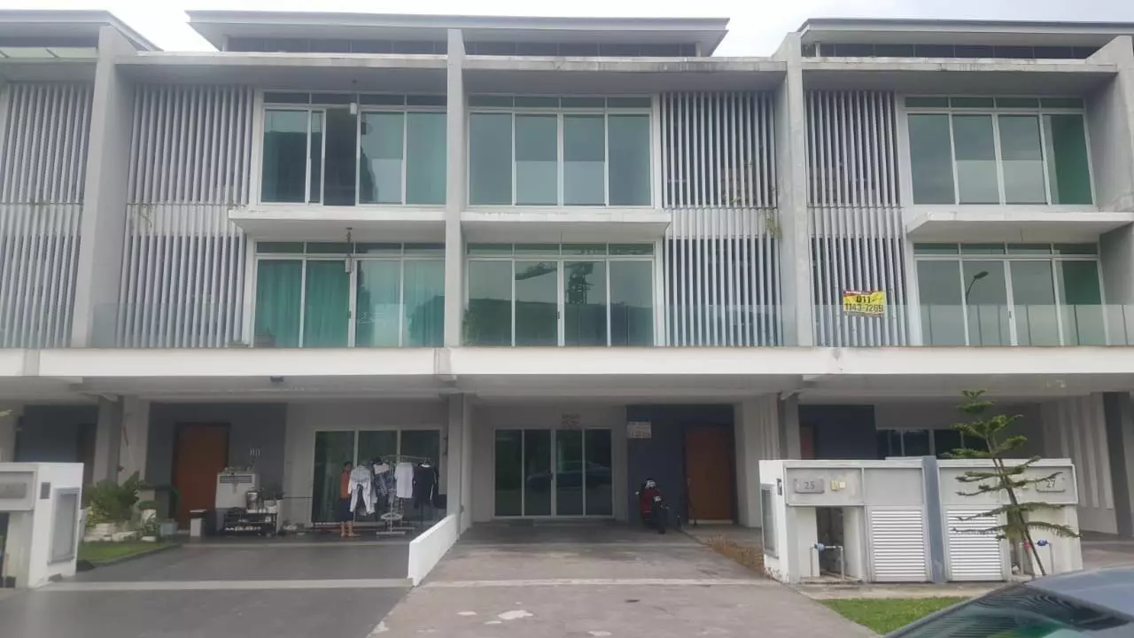 Rumah Lelong 3 Storey House @ D'Island Residence, Puchong, Selangor for Auction