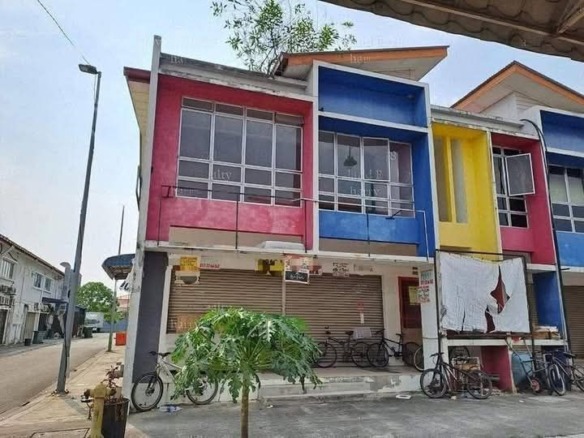 Kedai Lelong 2 Storey End Lot Shop Office ( No. 12 ) @ Denai Alam, Seksyen U16, Shah Alam, Selangor for Auction