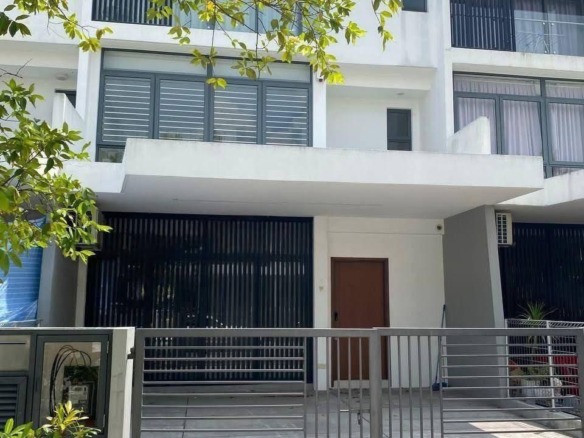 Rumah Lelong 3 Storey House (No. 3) @ Reed Lakefields, Sungai Besi, Kuala Lumpur for Auction