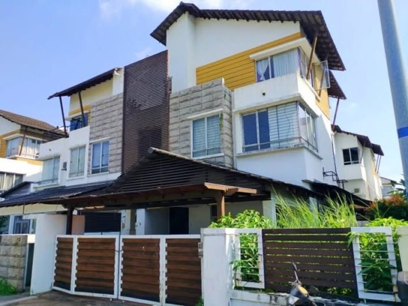 Rumah Lelong 3 Storey Semi-D House (No. 15) @ Laman Seri, Seksyen 13, Shah Alam, Selangor for Auction