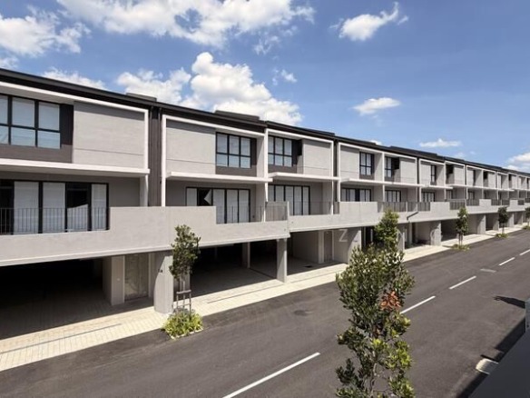 Rumah Lelong 3 Storey House (C-38) @ Hayat Villa, Taman Bukit Serdang, Seri Kembangan for Auction